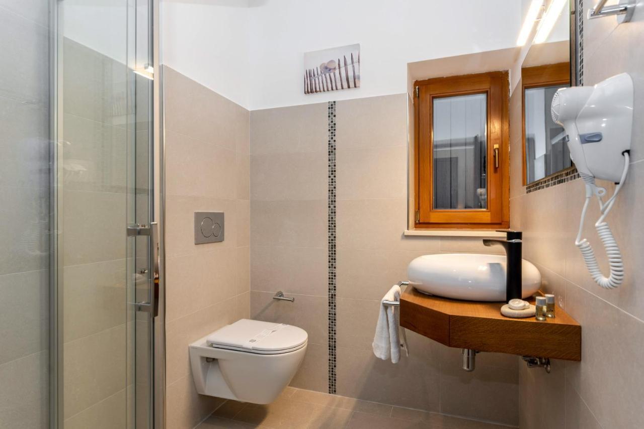 Hotel Tomazici Santalezi Екстер'єр фото