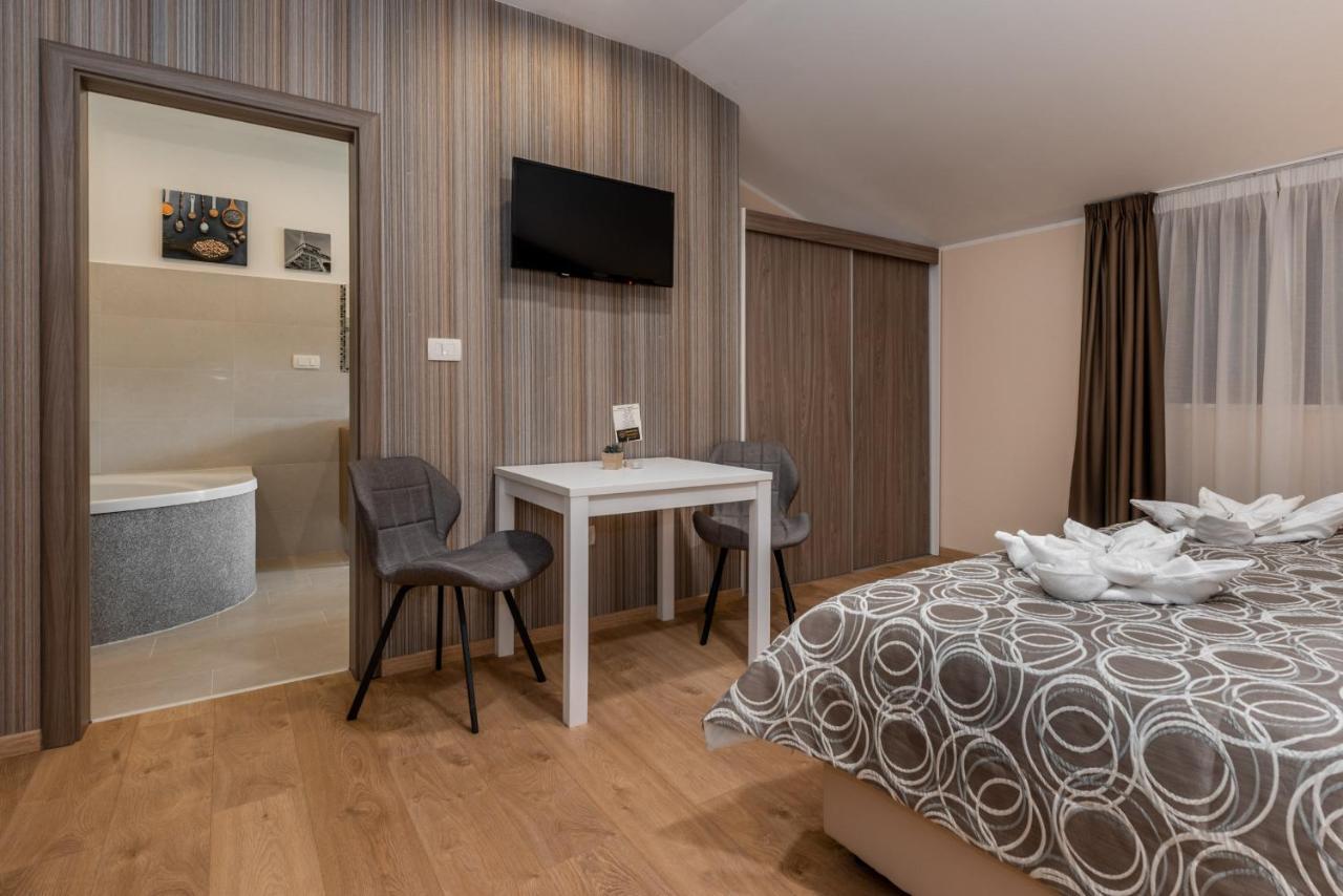 Hotel Tomazici Santalezi Екстер'єр фото